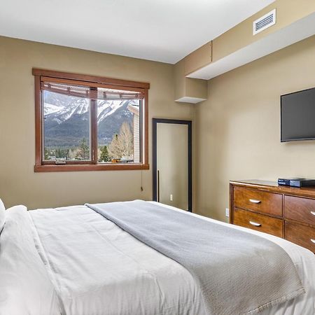 Alluring Mountain View Condo - Right In The Heart Of Downtown - Managed By Little Sister Getaways Canmore Luaran gambar
