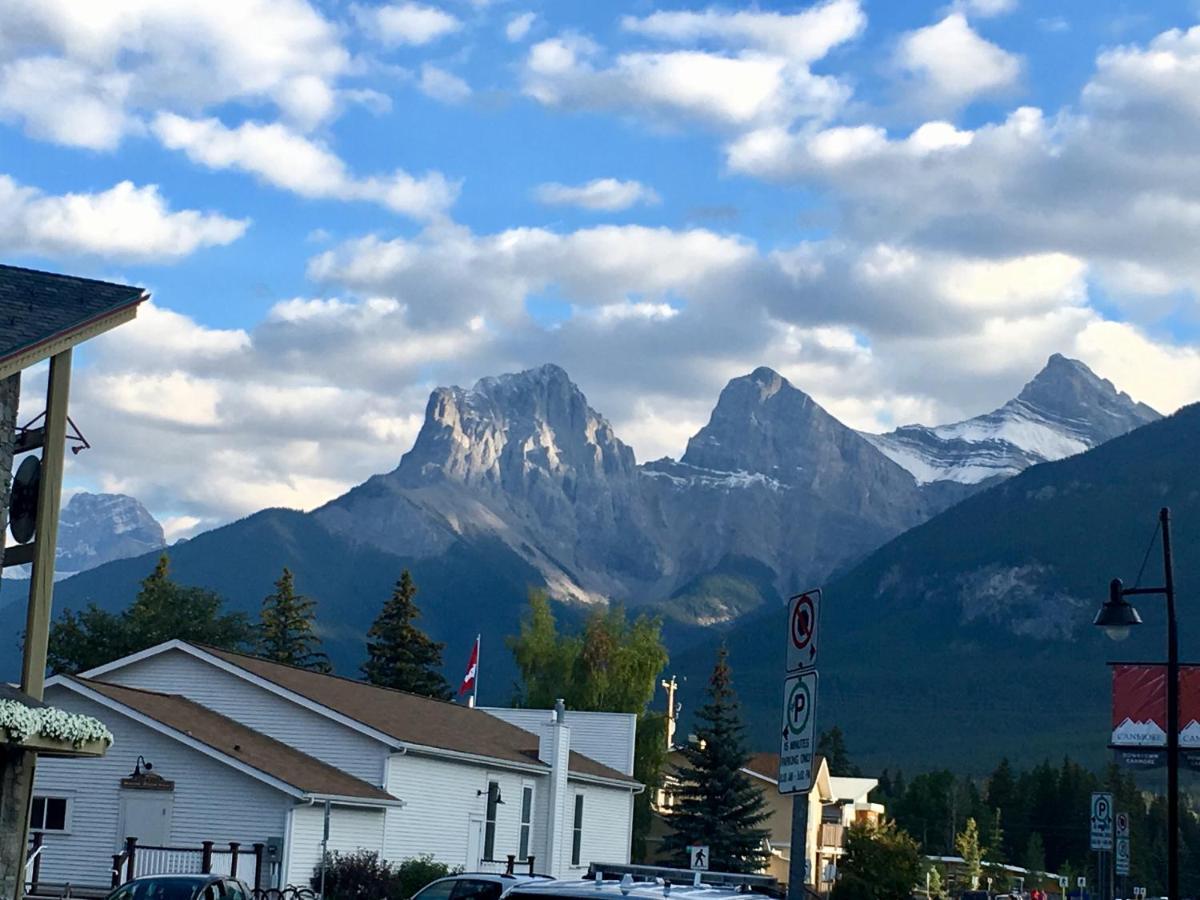 Alluring Mountain View Condo - Right In The Heart Of Downtown - Managed By Little Sister Getaways Canmore Luaran gambar
