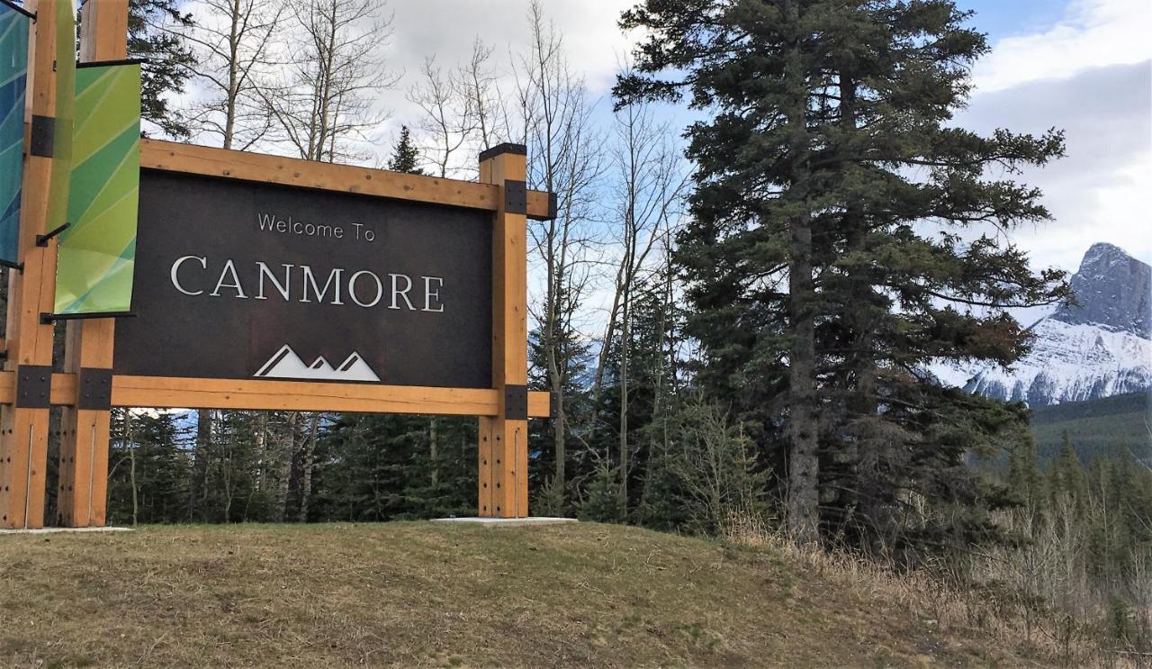 Alluring Mountain View Condo - Right In The Heart Of Downtown - Managed By Little Sister Getaways Canmore Luaran gambar