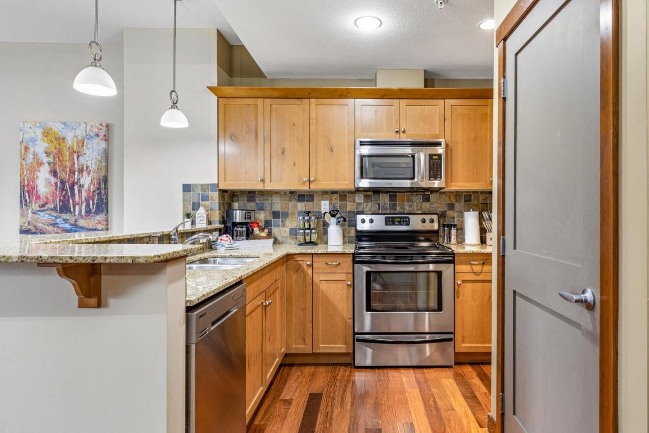 Alluring Mountain View Condo - Right In The Heart Of Downtown - Managed By Little Sister Getaways Canmore Luaran gambar