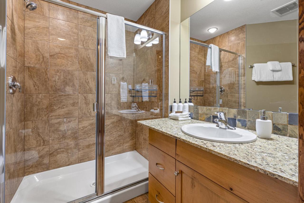 Alluring Mountain View Condo - Right In The Heart Of Downtown - Managed By Little Sister Getaways Canmore Luaran gambar