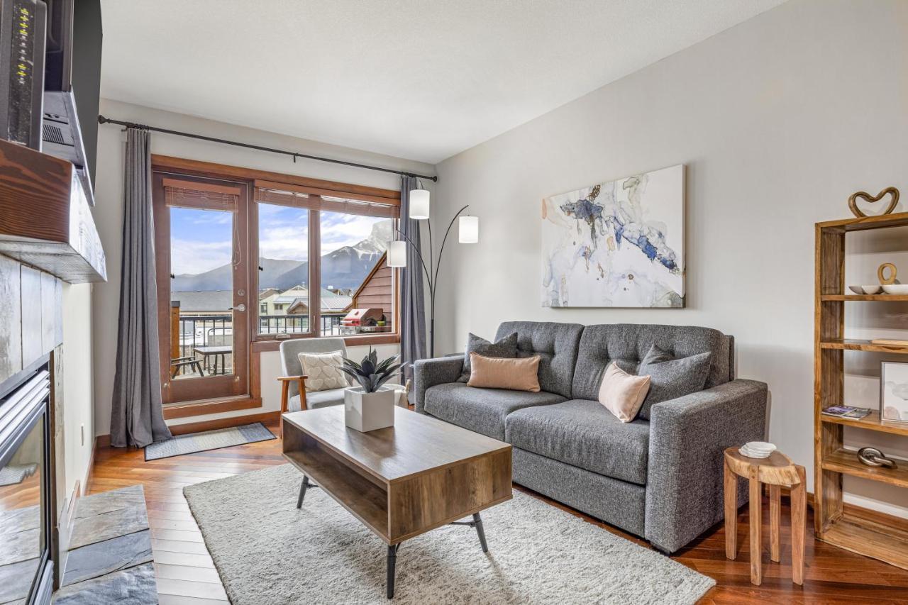 Alluring Mountain View Condo - Right In The Heart Of Downtown - Managed By Little Sister Getaways Canmore Luaran gambar