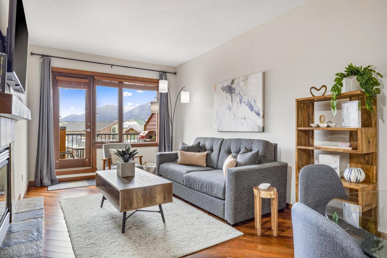 Alluring Mountain View Condo - Right In The Heart Of Downtown - Managed By Little Sister Getaways Canmore Luaran gambar