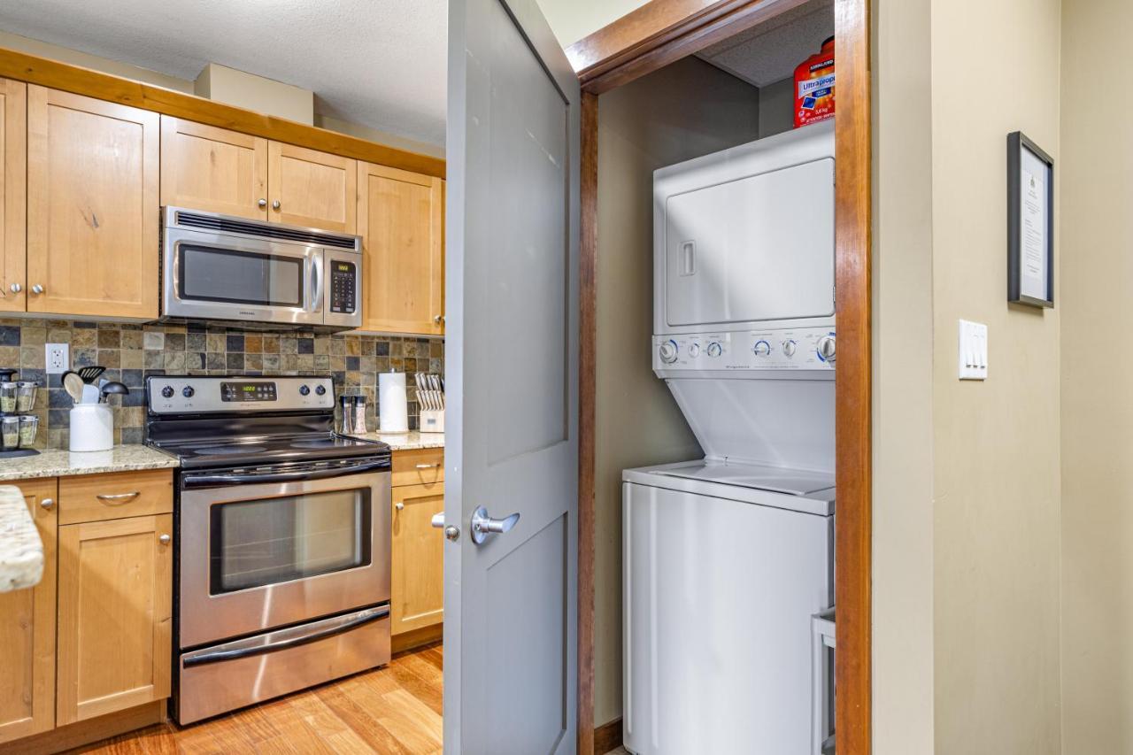 Alluring Mountain View Condo - Right In The Heart Of Downtown - Managed By Little Sister Getaways Canmore Luaran gambar