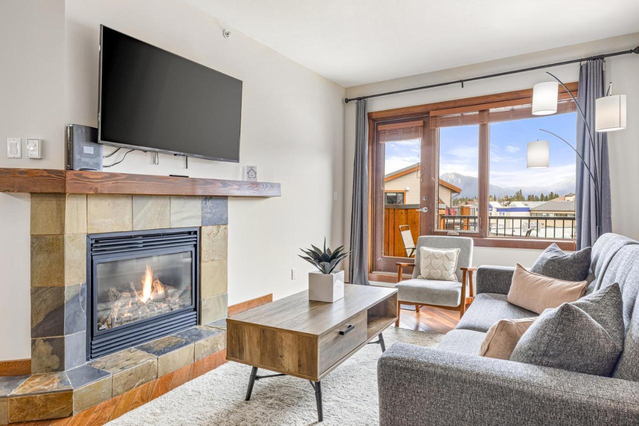 Alluring Mountain View Condo - Right In The Heart Of Downtown - Managed By Little Sister Getaways Canmore Luaran gambar