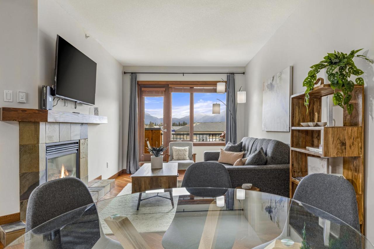 Alluring Mountain View Condo - Right In The Heart Of Downtown - Managed By Little Sister Getaways Canmore Luaran gambar