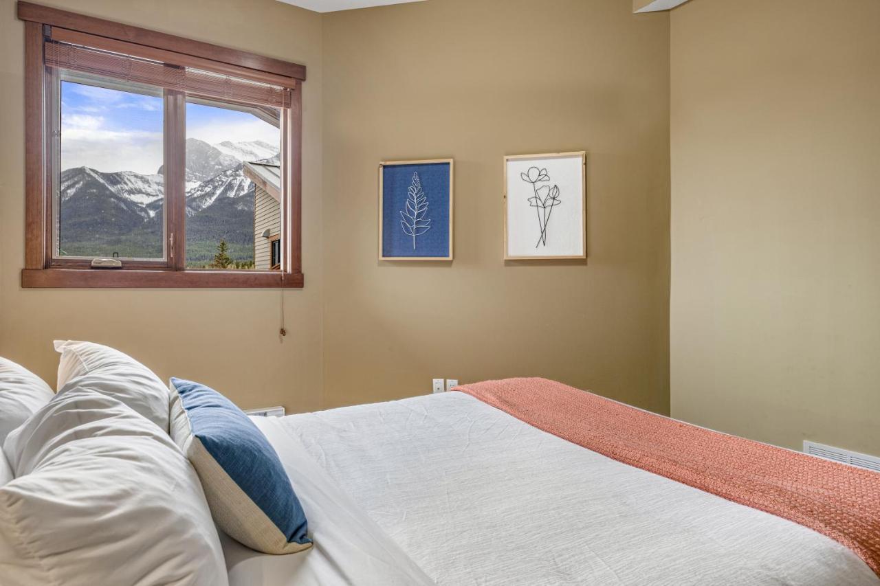 Alluring Mountain View Condo - Right In The Heart Of Downtown - Managed By Little Sister Getaways Canmore Luaran gambar